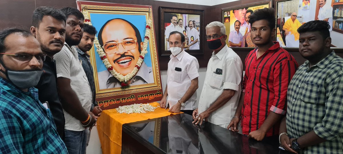 MuthusamyDMKcbe's tweet photo. இன்று கழகத் தலைவர் அவர்களின் மனசாட்சி ஐயா திரு.முரசொலி மாறன் அவர்களின் 17 ஆம் ஆண்டு நினைவேந்தல். மாநில தீர்மானம் குழு இணைச் செயலாளர் மு.முத்துசாமி M.A.,M.Phil. அவர்கள் மலர் தூவி மரியாதை செலுத்தினார்.
@mkstalin 
@Udhaystalin
 @arivalayam https://t.co/QbT8hegOTZ