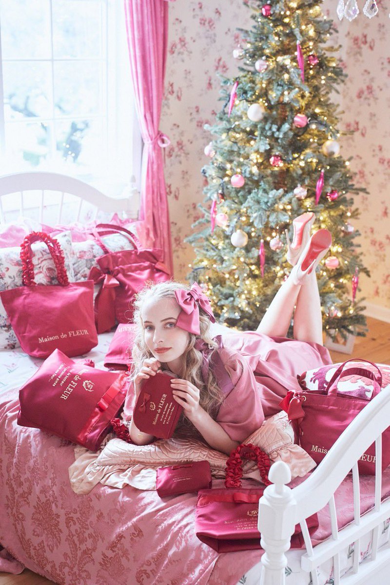 ルミネ池袋 3fメゾンドフルール 11 27 Fri よりクリスマス ルージュシリーズが販売 少し大人っぽいrougeの色味で定番アイテムを揃えました Xmasを連想させる赤いカラー 裏地も緑と赤のタータンチェックでxmasをお祝い Maisondefleur メゾンド