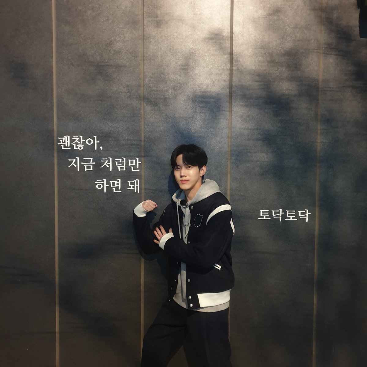 Dw_day6_drummer's tweet photo. 즐거운 촬영이였습니다~ 제작진 행님 누님들 고생하셨어요! @visitseoul_official @mdromeda_official https://t.co/V1DLJrb3Rw