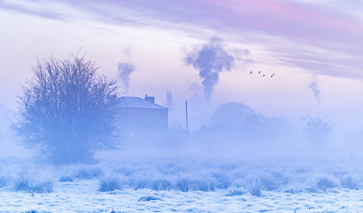 The frost of winter kicking in. The Gauge House on the #riverlea #hertford #ware 

#capturingBritain #global_igers #earth_deluxe #bestukpics #visualmobs #visualambassadors #visitengland #England #destination_wow #longexpoelite #weekly_feature