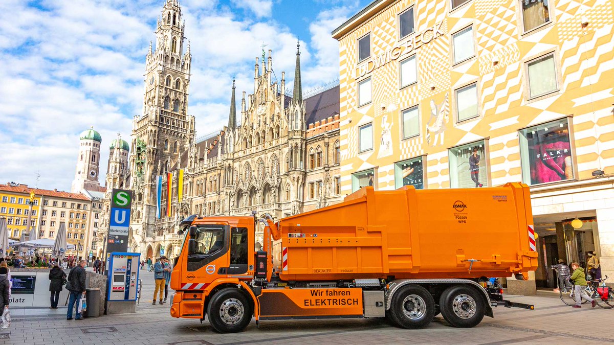 VolvoTrucks_de's tweet photo. Der Volvo FE Electric mit Abrollkipper für den Abfallwirtschaftsbetrieb München (AWM) ist in Bayern der erste vollelektrische LKW, der die Abfallentsorgung unterstützt und der erste seiner Art in ganz Deutschland.

Weitere Infos unter: https://t.co/9GsomO4NxP https://t.co/oZhYDopMUt