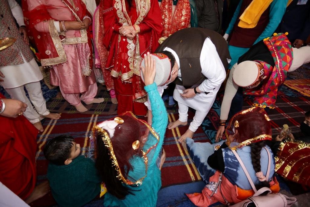 ANI's tweet photo. Himachal Pradesh: BJP National President J P Nadda today offered prayers at Naina Devi Mandir in Bilaspur. https://t.co/ShMchRoa4F