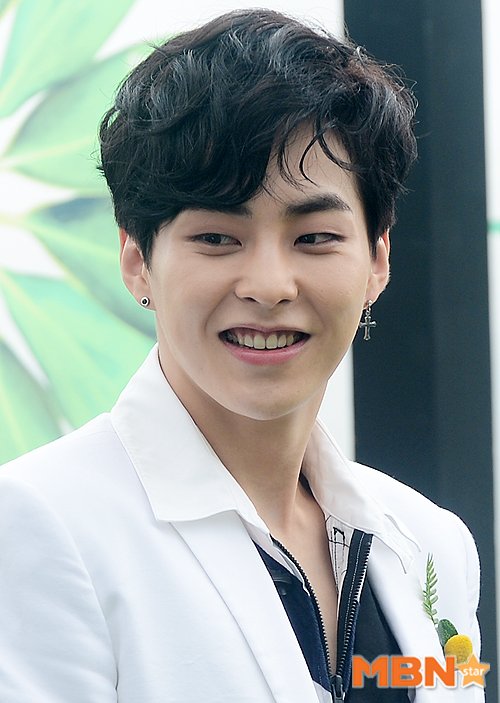 weareoneLATAM's tweet photo. [INFO] SM Ent. confirma que Xiumin será dado de alta el 6 de dic durante sus vacaciones 

#Xiumin comenzó sus últimas vacaciones y no regresará a la milicia debido a las instrucciones para evitar la propagación del COVID.

https://t.co/z0pTBXrWae

#XIUMIN_IS_BACK
@weareoneEXO https://t.co/02IAPt6gvq