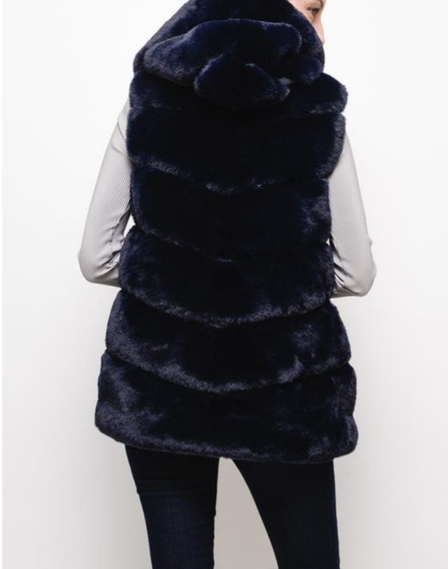 SylviaMarinell1's tweet photo. Fijaos en este moderno y bonito chaleco de pelo con capucha y en cuatro colores de AMELIE AMOUR que nos muestra SYLVIA MARINELLI,antes 124,50€ y ahora sólo 64,80€.Ven a por él a Villafranca,4 en León. #marcasdemoda #modaleon #multimarcaleon #yoapoyoleon #yosoyAUPA #Leonteve https://t.co/8BCIUZzwlY