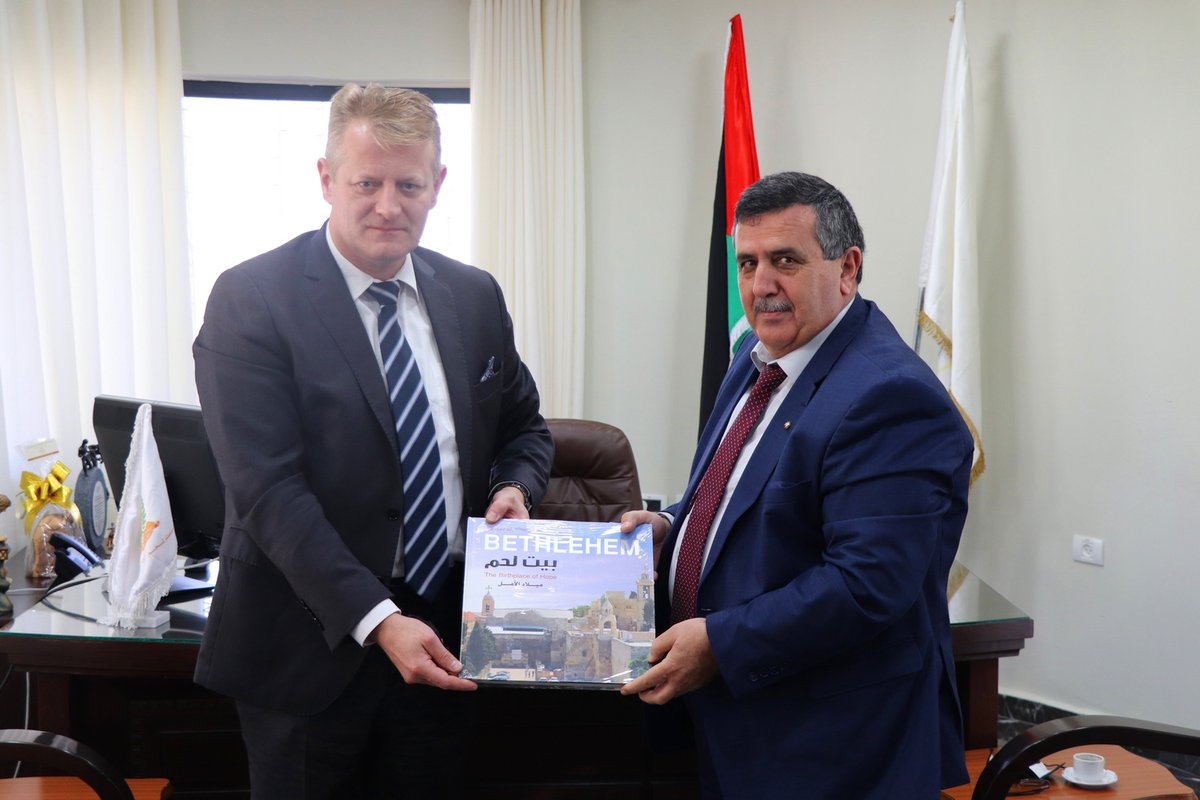 Bethlehem_PS's tweet photo. إستقبل المحامي أنطون سلمان رئيس بلدية بيت لحم ممثل جمهورية بولندا في فلسطين السفير بشمسواف شيش، حيث أكد سلمان على أهمية هذه العلاقات الإستراتيجية لأثرها على أرض الواقع، مثمناً الدور التي تلعبه بولندا في دعم المدينة.

لقراءة الخبر كاملا على موقع البلدية:
https://t.co/PPmfJ1zzPs https://t.co/5DR4VyeWb1