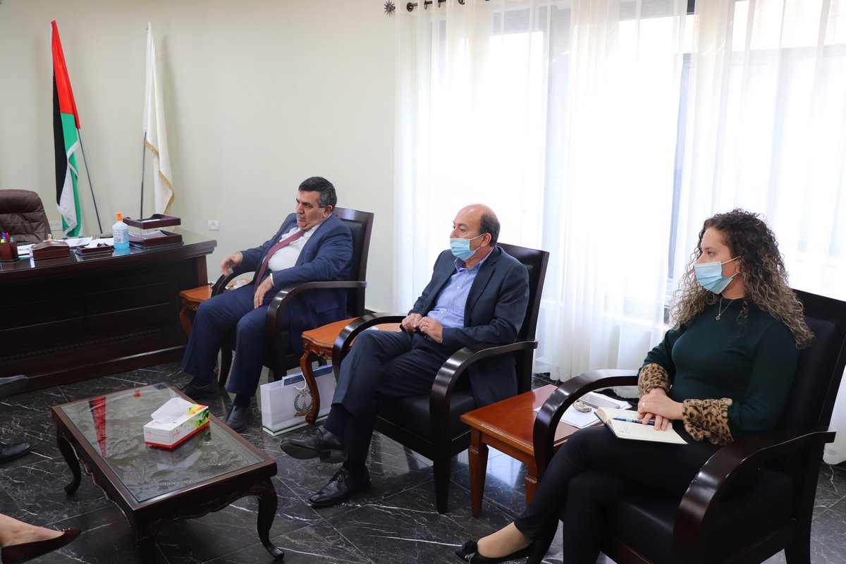 Bethlehem_PS's tweet photo. إستقبل المحامي أنطون سلمان رئيس بلدية بيت لحم ممثل جمهورية بولندا في فلسطين السفير بشمسواف شيش، حيث أكد سلمان على أهمية هذه العلاقات الإستراتيجية لأثرها على أرض الواقع، مثمناً الدور التي تلعبه بولندا في دعم المدينة.

لقراءة الخبر كاملا على موقع البلدية:
https://t.co/PPmfJ1zzPs https://t.co/5DR4VyeWb1