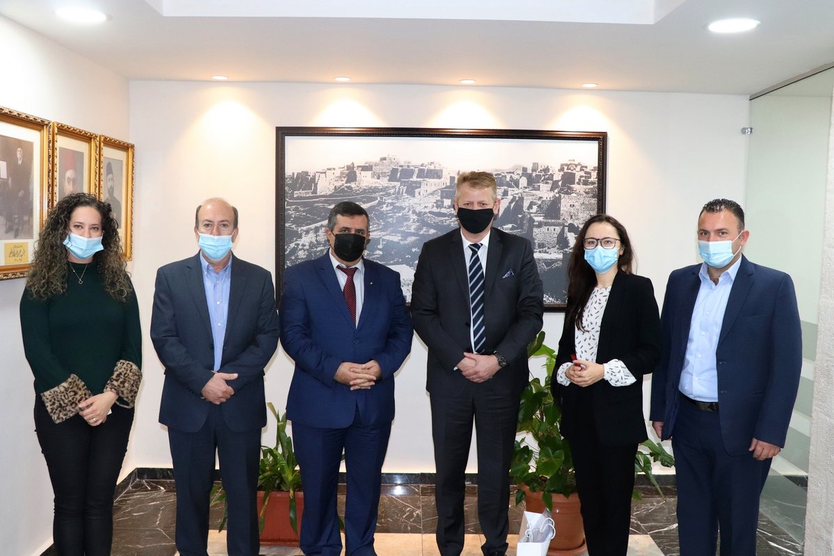 Bethlehem_PS's tweet photo. إستقبل المحامي أنطون سلمان رئيس بلدية بيت لحم ممثل جمهورية بولندا في فلسطين السفير بشمسواف شيش، حيث أكد سلمان على أهمية هذه العلاقات الإستراتيجية لأثرها على أرض الواقع، مثمناً الدور التي تلعبه بولندا في دعم المدينة.

لقراءة الخبر كاملا على موقع البلدية:
https://t.co/PPmfJ1zzPs https://t.co/5DR4VyeWb1