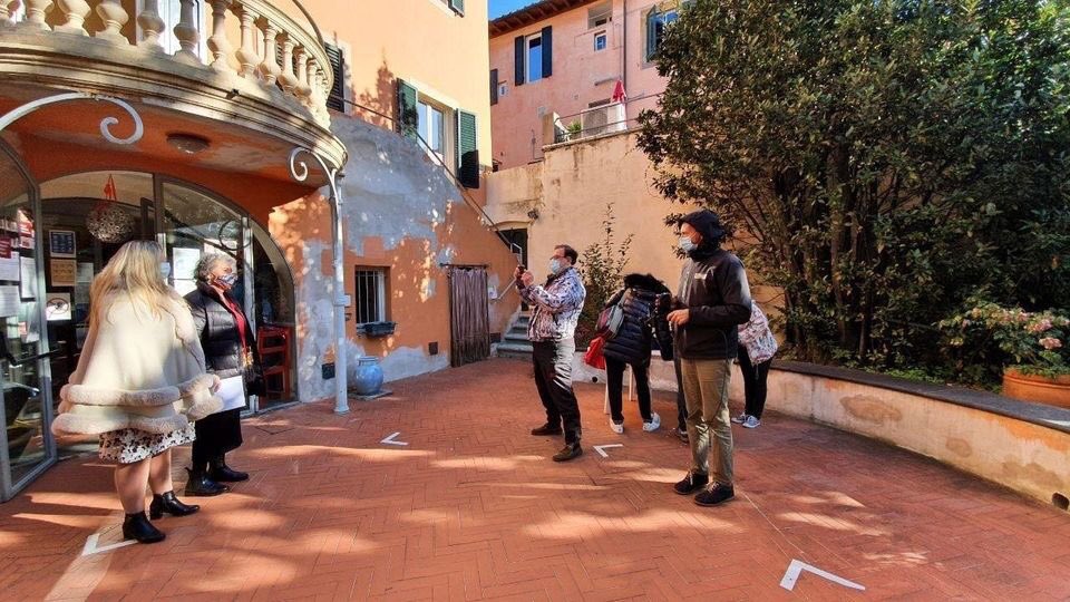 Casa_donna_Pisa's tweet photo. #Buongiornodonne dal giardino della Casa dove i giornalisti stanno intervistando le nostre @cescapidu e Giovanna Zitiello.
Noi ci vediamo alle 12 sulla nostra pagina Fb https://t.co/T7wXn5LW1W per parlare dell'attività del centro antiviolenza nel 2020. A più tardi! #nonsolonumeri https://t.co/mPMIAJuNk6