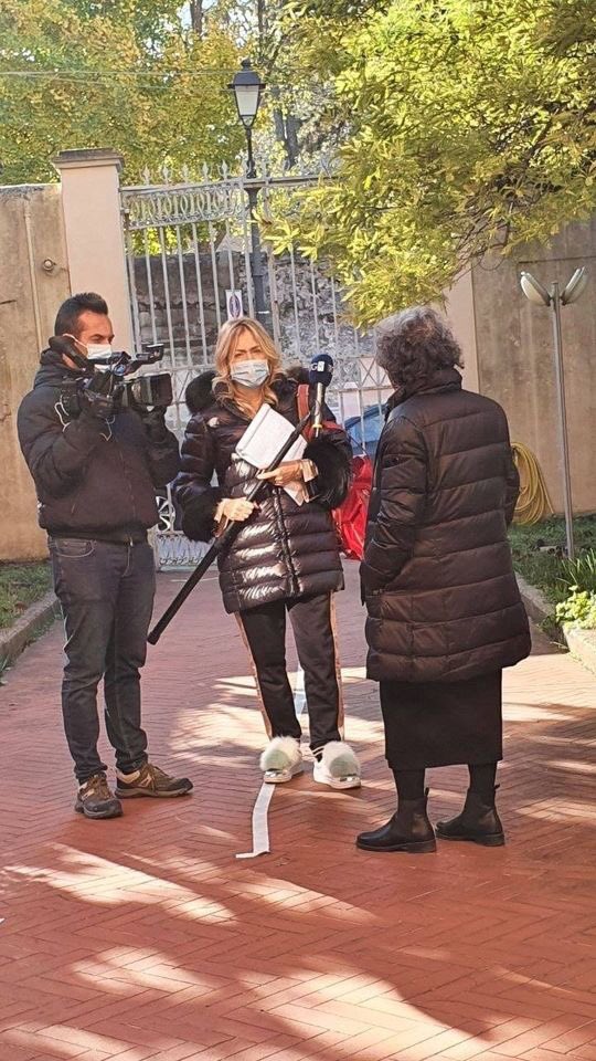 Casa_donna_Pisa's tweet photo. #Buongiornodonne dal giardino della Casa dove i giornalisti stanno intervistando le nostre @cescapidu e Giovanna Zitiello.
Noi ci vediamo alle 12 sulla nostra pagina Fb https://t.co/T7wXn5LW1W per parlare dell'attività del centro antiviolenza nel 2020. A più tardi! #nonsolonumeri https://t.co/mPMIAJuNk6