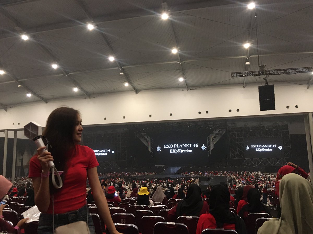 __mpaw__'s tweet photo. its been a year but still feels like a dream 🥺
#EXplOrationinJKT #EXplOrationinJakarta
#EXO @weareoneEXO https://t.co/rgTPyUSP9Z