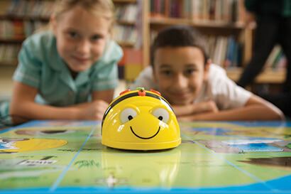 XarxesI's tweet photo. Aquest aparell és el Bee Bot🐝Un recurs molt interessant per fer servir a les aules d'educació infantil. 
Els infants poden programar aquests robots tan simpàtics i a la vegada aprendre continguts mentre juguen amb ells! 
I a vosaltres, què us sembla? #adxarxes https://t.co/7CjPM4yVQa