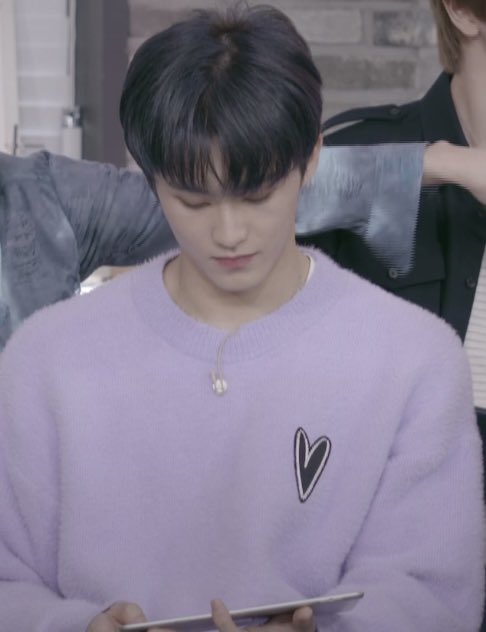 nct_closet_'s tweet image. 💚201123 VLIVE 마크 옷 정보💚

브랜드: ROYNINE (로이나인)
제품명: Light Purple Angora Knit
가격: 62000원

공홈 : m.smartstore.naver.com/roynine_offici…

#마크 #MARK #NCT2020 #NCT #90sLove