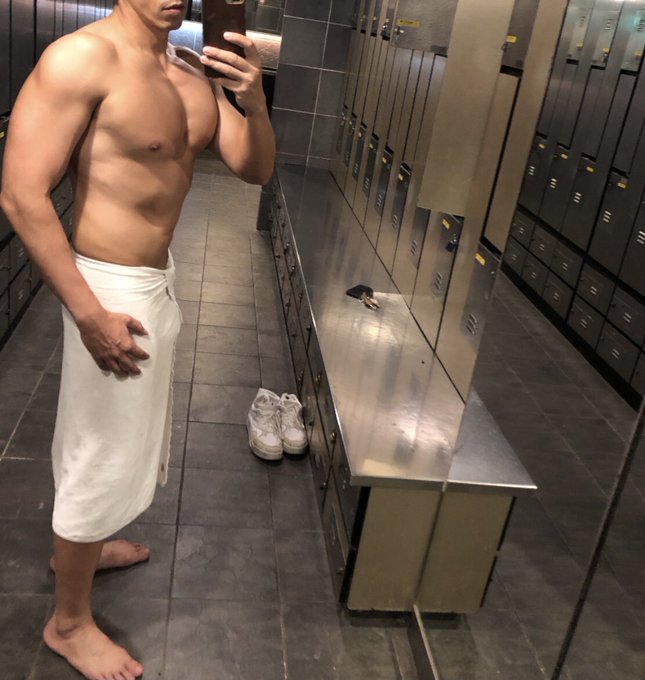 健身前先泡個熱池放鬆一下  明天要去有情趣椅的飯店🙄 情趣椅很情趣？還是？ https://t.co/utpy8mcbRV