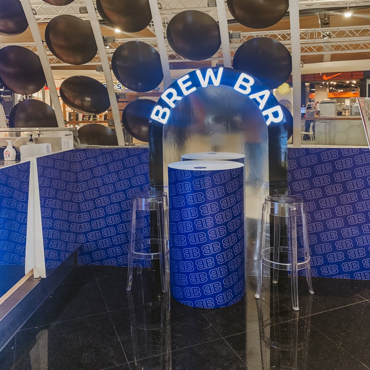puheisahopper's tweet photo. บุกร้าน Brewbar เหมือนนั่งจิบชาอยู่ในห้องทดลองวิทยาศาสตร์ลองสั่ง Floral ชานมกุหลาบมาชิมคือหอมกลิ่นดอกไม้มาก รสชาติหวานกำลังดี ส่วนอีกเมนูคือJohnny junior เป็นชาผลไม้ และใส่ยาคูลท์เมนูนี้คือชิมแล้วตื่นเลยรสชาติสดชื่นมาก ไปลองกันๆ @aroii #อร่อยไปแดก 

#Brewbar #ไม่เคยชาแบบนี้มาก่อน https://t.co/xjnwYajSDt