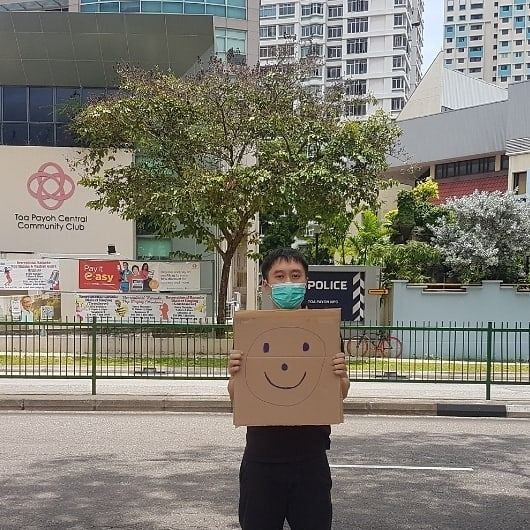 Reaproy's tweet photo. The world laughs at @govsingapore for its ludicrously extreme intolerance on display in sending activist @jolovanwham to trial for doing what? Ah yes, holding up a piece of cardboard with a smiley face on it. #Singapore does NOT want you to be happy. @hrw https://t.co/Am4fZ3oAHO https://t.co/sdPj8SWzZ3
