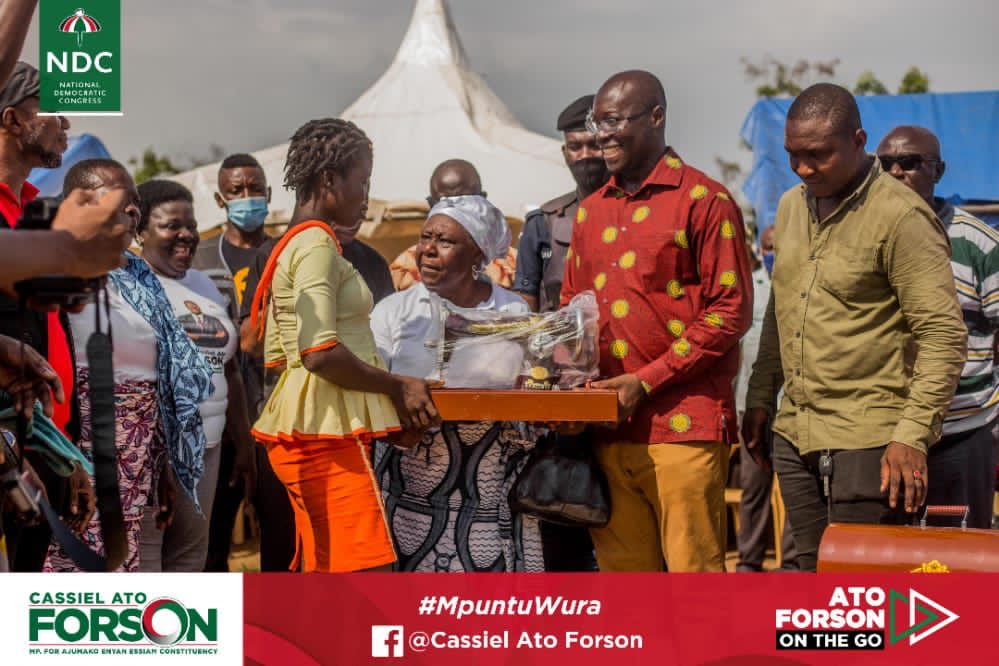 PebblesBroken's tweet photo. Vocational training and Apprenticeship which have always been very important to Hon Cassiel Ato Forson to promote youth development for the people of AEED and Ghana at large!
So therefore,he give away free equipment to the youth to start up..
#GoForJM
#RetainAtoForson
#CAF2020 https://t.co/wZ7ii6gOjb