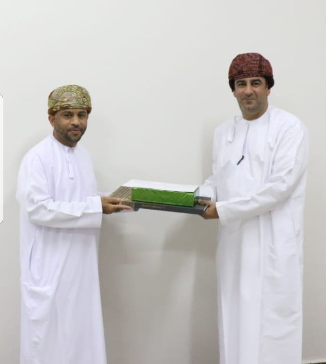 sszit1's tweet photo. المدير العام  بالمحافظة الاستاذ/ حمد الراشدي يزور موقع تصوير ومونتاج الدروس التعليمية المصورة للحلقة الاولى بقسم تقنيات التعليم ، والاطلاع على سير العمل وتعزيز فريق الانتاج وتكريم المشاركين.
https://t.co/AY8mqYXYmY https://t.co/dW1zQ72LdR