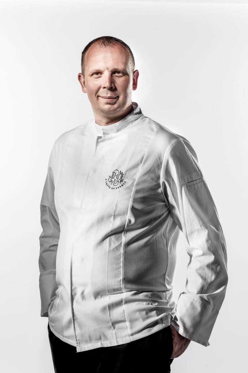 Passage de relais au cœur de l équipe de France entre Steve Jacob (champion de France Traiteur 2020) et Jérémie Gruson, à découvrir dans l article du Dauphiné libéré d aujourd'hui.
#France #coupedumonde #traiteur
#Drome #Ardeche #paysbasque 
#gastronomie