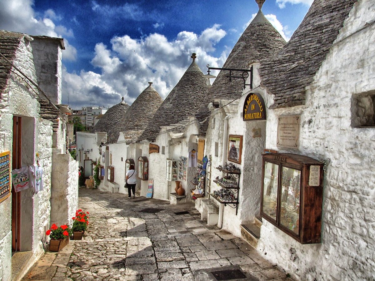#goodmorning how much do you like the magical Alberobello (Puglia). Do you know the name of these buildings?  

#architecture #23novembre #MondayVibes