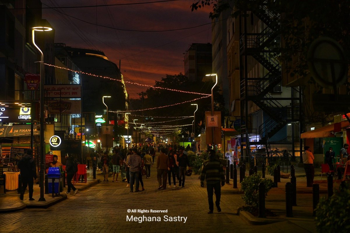 MeghanaSastry's tweet photo. #wickedskies
#sunset like never before on Church Street as people trickled in to join the #art fever on #Sunday in #bengaluru https://t.co/l4nVd2eYKd
