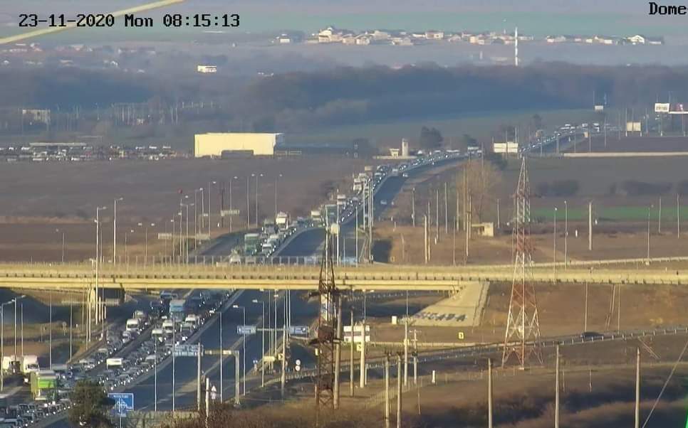 Traficul din această dimineață la intrările și ieșirile din municipiul Constanța a fost unul infernal. https://t.co/wVKe4EIUkb https://t.co/AtN0ceo43d