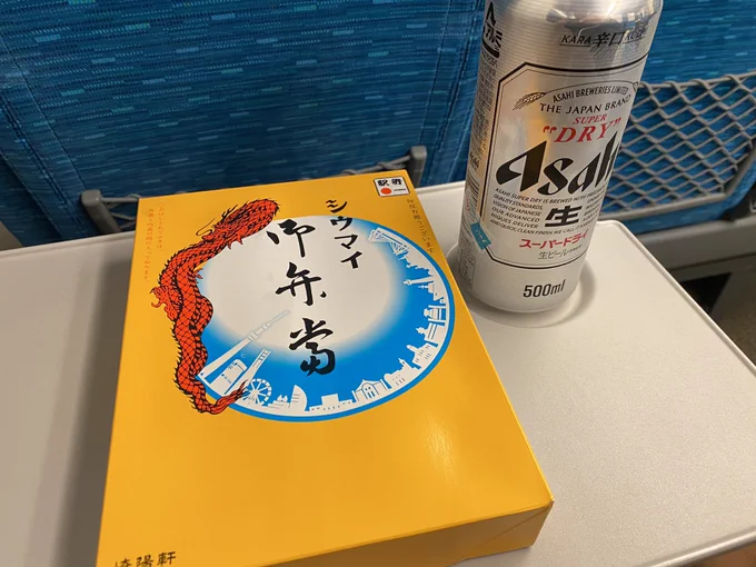 崎陽軒の箱、毎度有難うございますとか書いてあるけどこちらこそなんだよなあ 