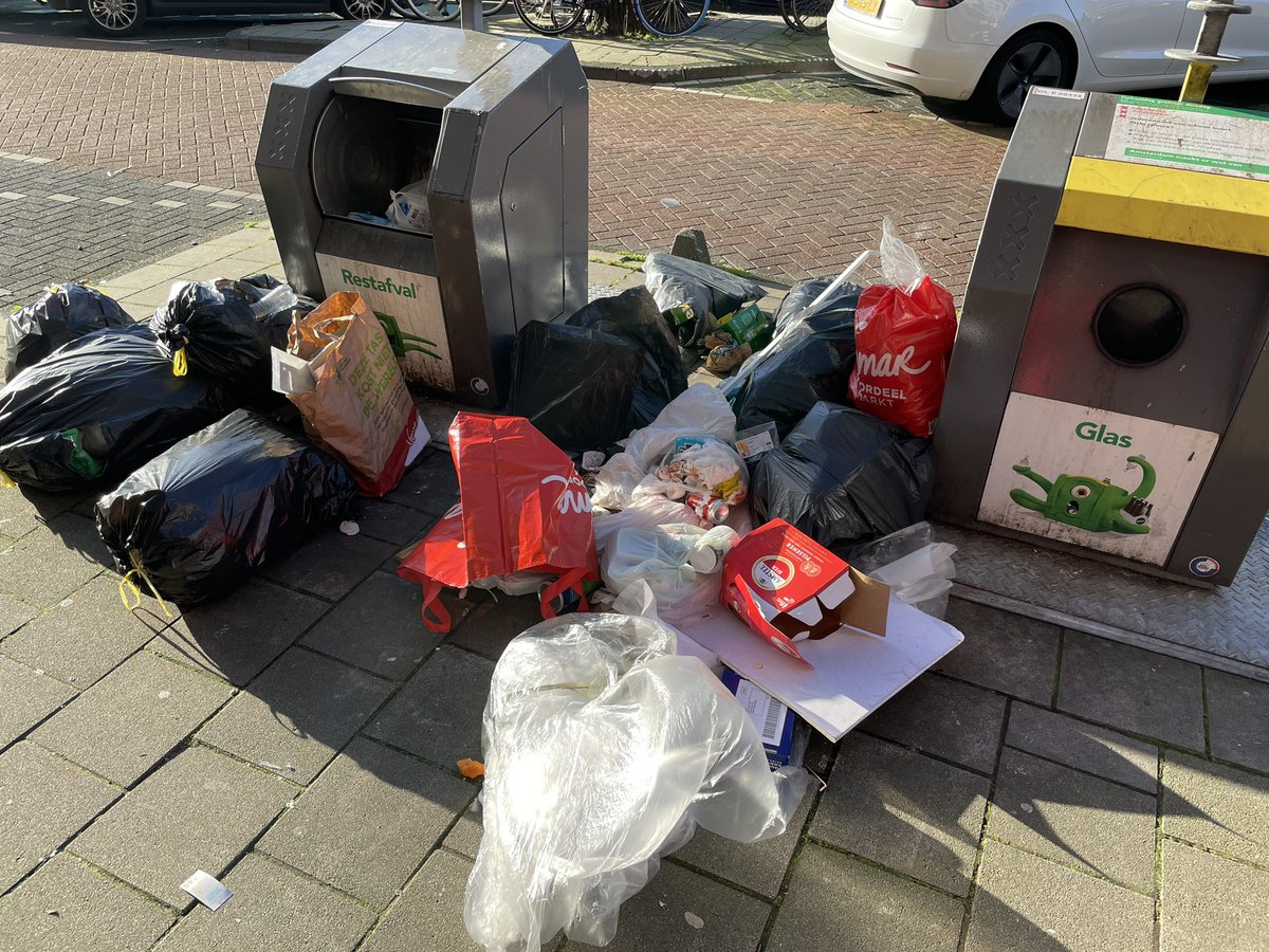 gideondevoogd's tweet photo. @AmsterdamNL goedemorgen. Zie foto. Da Costakade thv nummer 169. Er liggen enveloppen met adressen. Wellicht kan dit opgehaald worden. Dank! https://t.co/MqUYOwS9NF
