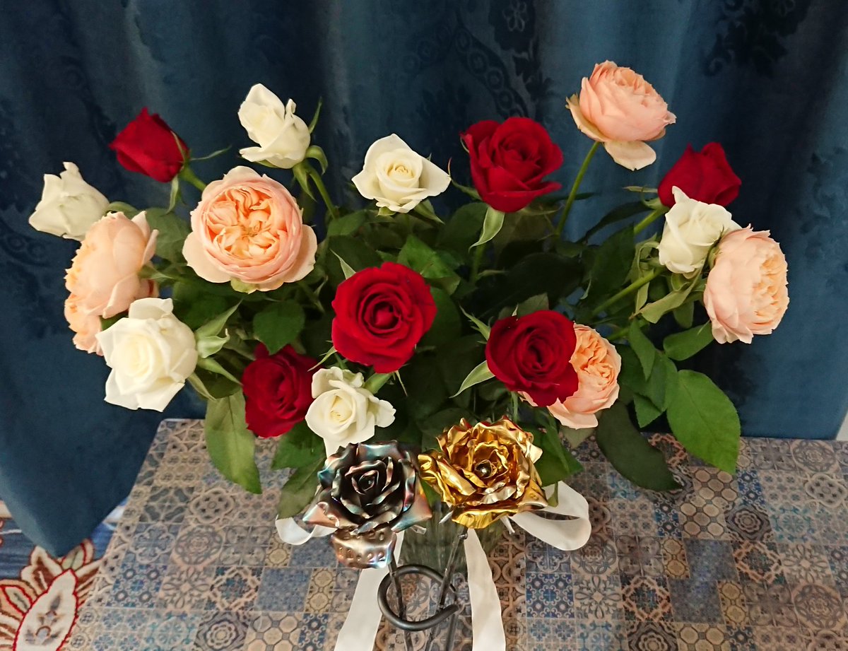 hroknok's tweet photo. 昨日11/22に入籍しました。八千代市の企画で、バラの花束とメタルローズをいただきました。実は千葉日報にも写真が😂
急に決めたので、まだご挨拶が追い付いていませんが…今後ともよろしくお願いします。 https://t.co/U4rHlYPruE