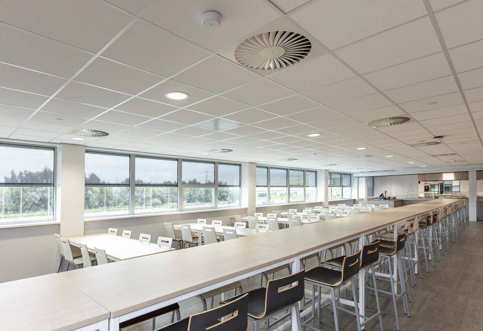maashagoort's tweet photo. In opdracht van Pleijsierbouw heeft vanPanhuis Hoogeveen voor het nieuwe distributiecentrum van Ahold in Bleijswijk de installaties gerealiseerd. De armaturen die zijn toegepast voldoen aan de wens van de eindgebruiker; duurzaam en hoogwaardig. 

#maashagoort https://t.co/8diD5mIu0n