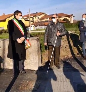 Corbetta. Questa mattina alle 10 il sindaco Marco Ballarini ha inaugurato il primo semaforo per ipovedenti della città, e promette che tutti gli impianti semaforici pedonali della città saranno trasformati in modo da essere a misura di ipovedenti.