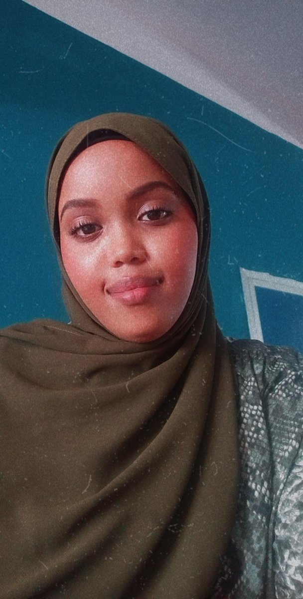Ruun629's tweet photo. She goes ( balayo kugu dhici weysay waxaan makeup ma ahan ee iga tir) and I laugh at her and told her it's normal and qurux, she said ( meshan aa  u ekaatay danyeer dabadiiis 😂😂😂😂 qurux waaye ku lahaa muyarad u keena indhehee beshee 😂😂😂
And this is how I looked https://t.co/ZNGNI8EVuJ