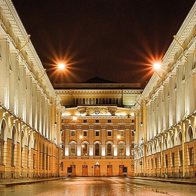 At night St. Petersburg is in beautiful lights. Some buildings look more majestic at night than during the day. Such architectural lighting is a real work of art. #stpetersburg #stpetersburgvisit #tourstpetersburg