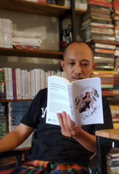 Ada yg ngirim foto ini ke saya. Katanya: tidak takut terkena virus membaca. Nuhun.