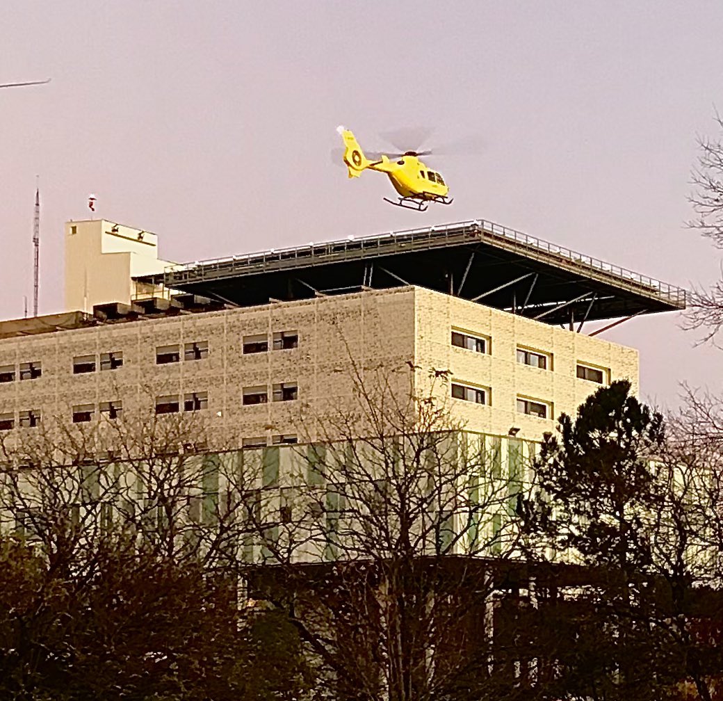 Thierry65917095's tweet photo. Pendant le Covid le @CHUBordeaux continue d assurer ses missions de recours.Arrivée fin de journée sur DZ #GHSUD d un HeliSmur. Assurer la réponse sur plusieurs fronts: des moyens, une organisation rodée et surtout des personnels disponibles, motivés, formés @yannbubien #SAMUSMUR https://t.co/dPSu7OKYjH