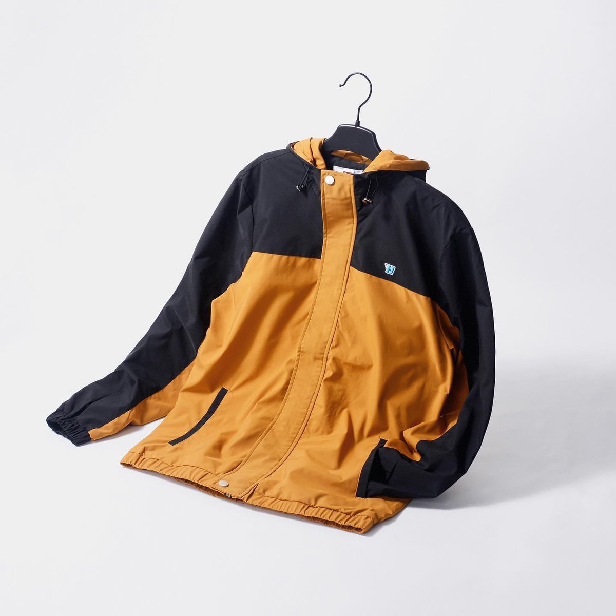 highcultured_jp's tweet photo. H' WING HOODED JACKET 
ワークスタイルなフーディジャケット。
やんちゃにもオトナっぽくもキメられます。
暗くなりがちな秋冬コーディネートが明るくなりますよ♪

#highcultured #fassion #mensfashion #streetfashion #casualstyle #casualfashion
#windjacket #hooded #jacket  #ハイカル https://t.co/SLT2h1POC2