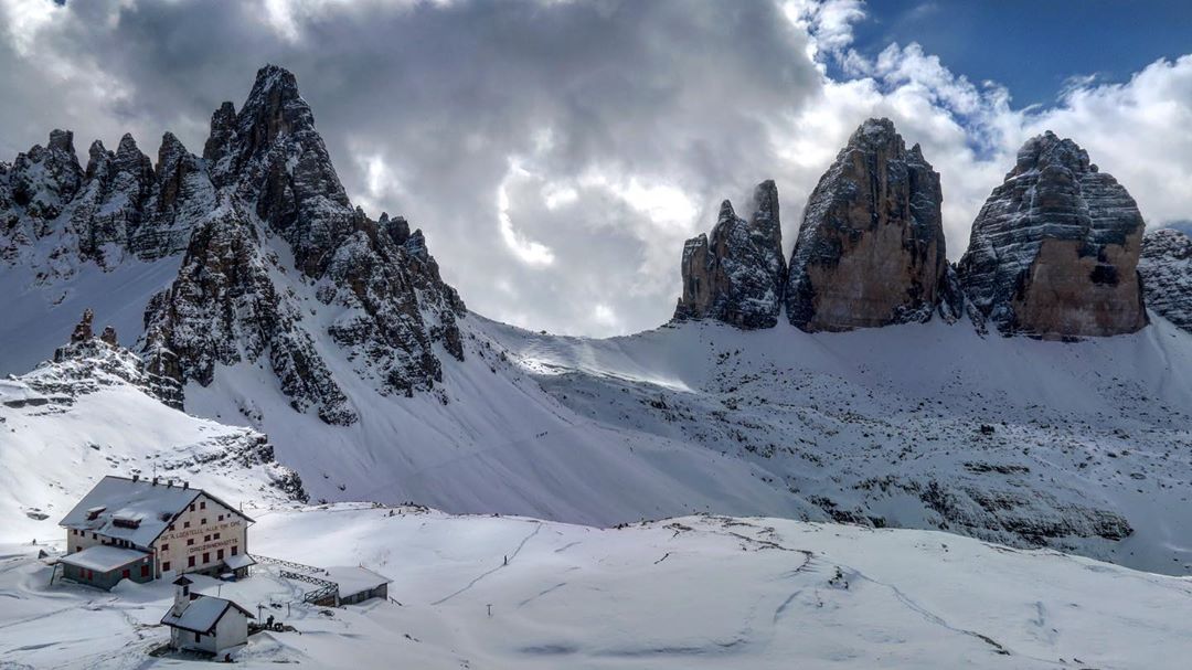 dolomiti_it's tweet photo. The magic of winter at the Tre Cime di Lavaredo... The whiteness of the white mantle, the silence of nature, a true peace🥰
#mondaymotivation

PH IG manuelpilla91

#dolomitiamo #dolomiti https://t.co/QDhXQGVw8b
