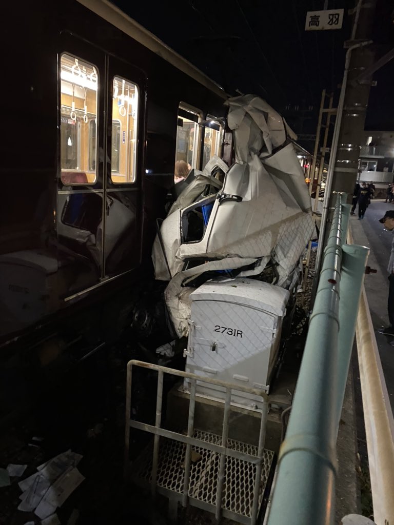 神戸線で軽トラと電車が衝突した画像