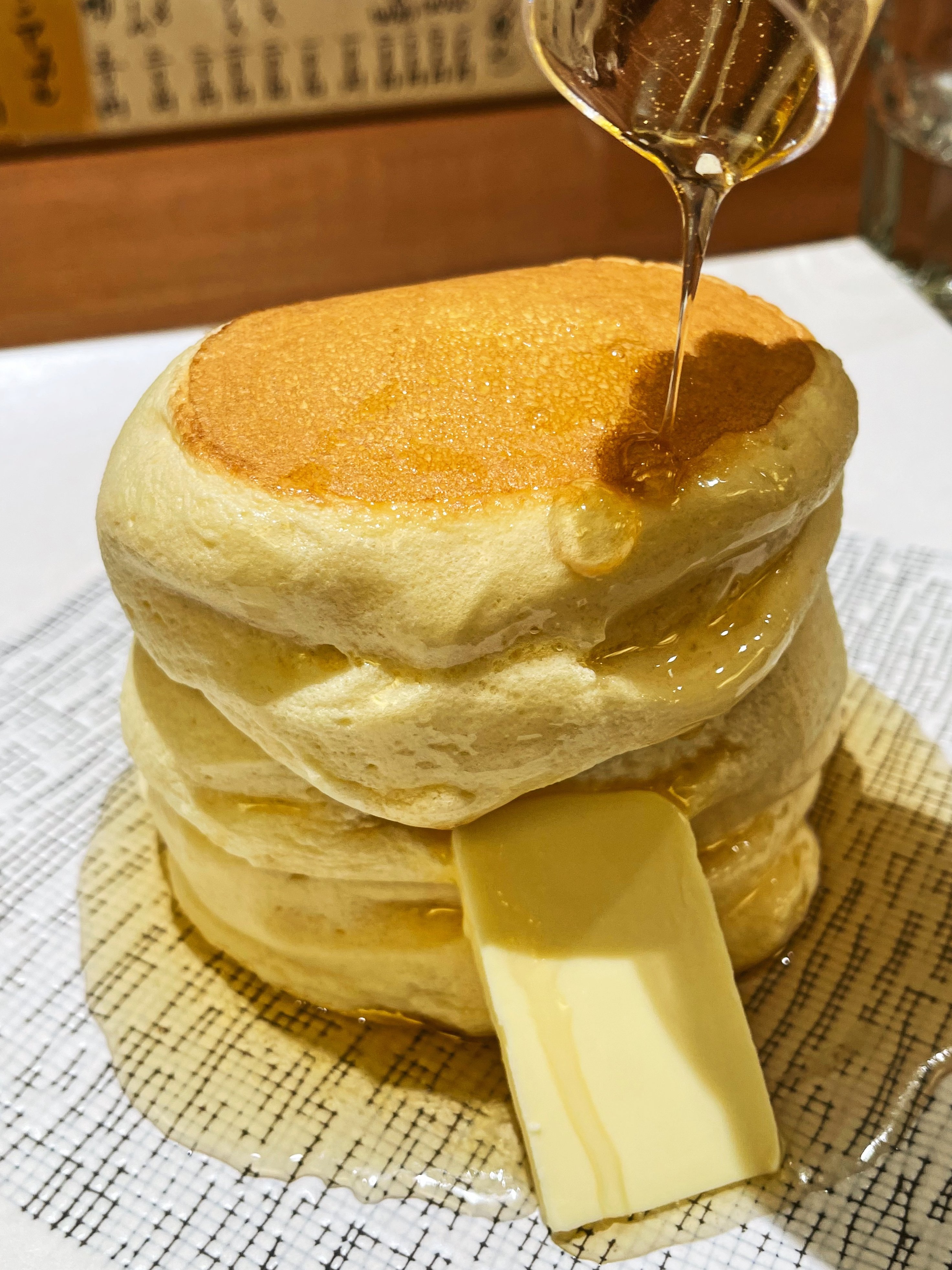 唯一無二の絶品グルメ むにぐるめ 紅鶴 東京 浅草駅から徒歩7分 蜂蜜たっぷりなパンケーキを食べられるお店 3枚重ねのふんわり極厚なパンケーキに 甘々な蜂蜜をお好みでかけて頬張れる極上スイーツ 大きめにカットしたバターを塗りまくって
