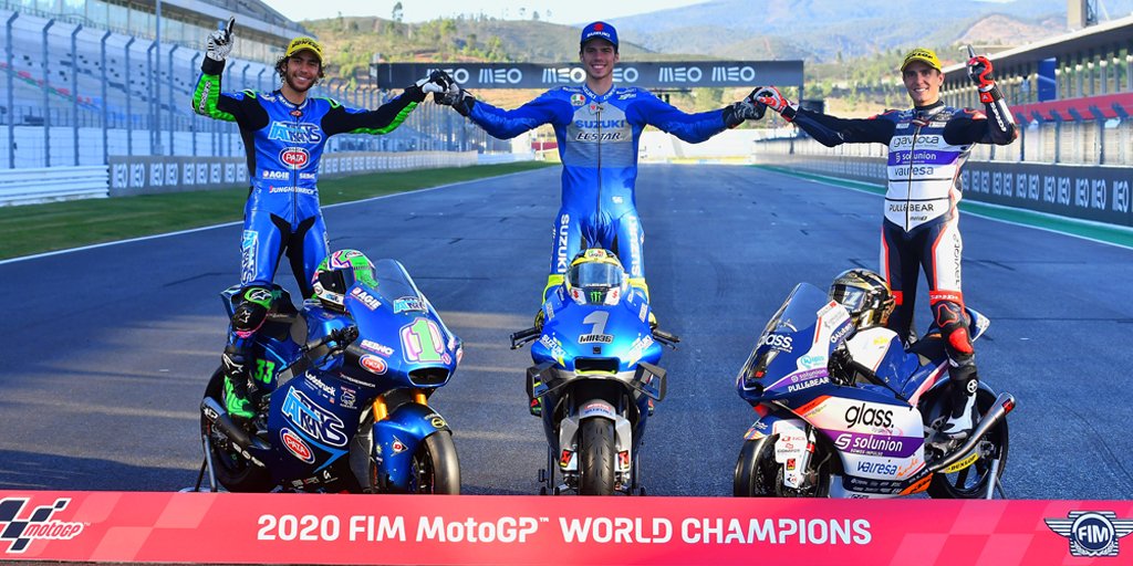 La foto de los Campeones de 2020 👑🏍️🏁
#MotoGP Joan Mir @JoanMirOfficial
#Moto2 Enea Bastianini @eneabastianini
#Moto3 Albert Arenas @AlbertArenas75
Nuestra más sincera enhorabuena a todos ellos.
📸 @FIM_live
#larectadeatras #moto #MotoGPisBack #motorcycleracing #2Wheels https://t.co/sXyqNML3Rg