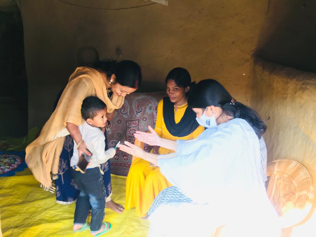 AnupriyaSPatel's tweet photo. मेरे संसदीय क्षेत्र मिर्ज़ापुर में सफाईकर्मी के पद पर सेवारत श्री परमेश्वर मौर्या जी की बेटी की शादी का आमंत्रण प्राप्त हुआ था, आज ग्राम नदिहार, राजगढ़ में स्थित उनके आवास पर जाकर बेटी को बधाई एवं शुभकामनाएं दी। https://t.co/xQlyX6rSAN