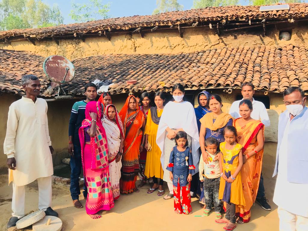 AnupriyaSPatel's tweet photo. मेरे संसदीय क्षेत्र मिर्ज़ापुर में सफाईकर्मी के पद पर सेवारत श्री परमेश्वर मौर्या जी की बेटी की शादी का आमंत्रण प्राप्त हुआ था, आज ग्राम नदिहार, राजगढ़ में स्थित उनके आवास पर जाकर बेटी को बधाई एवं शुभकामनाएं दी। https://t.co/xQlyX6rSAN