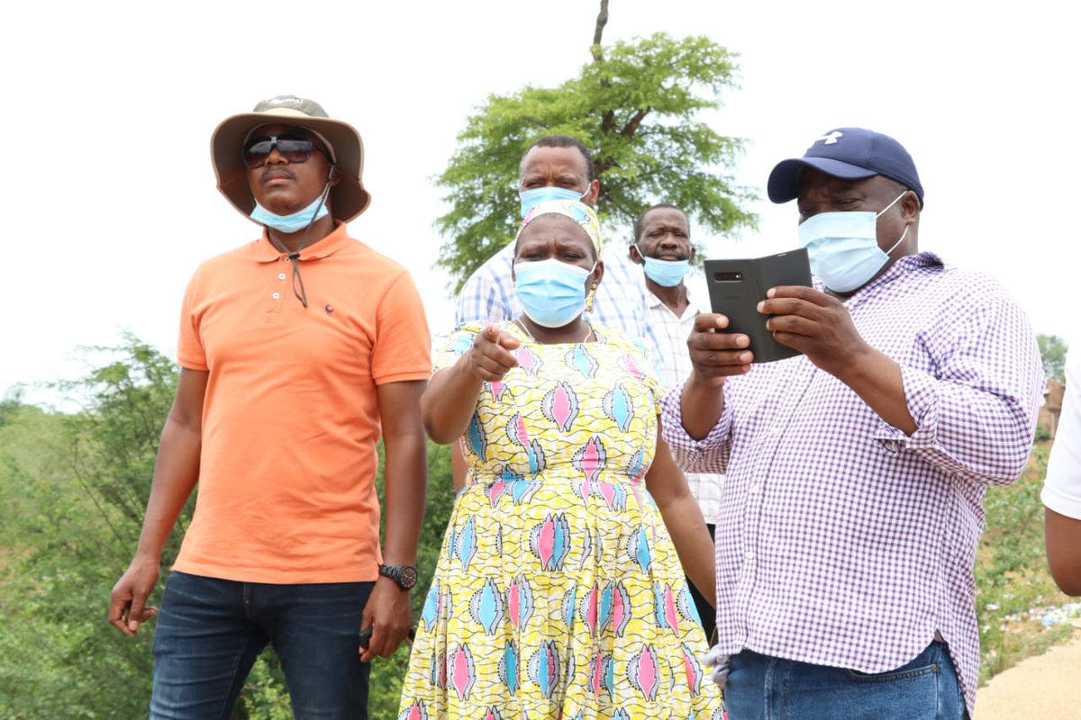 RoadsAgency's tweet photo. 1st project visited today was 3KM connecting Khubvi and Damani villages in the Thulamela Municipality. The project started in July 2019 and is expected to be completed in February 2021. RAL CEO says the community will benefit immensely upon completion of the project#RALatWork https://t.co/sMgqoMYSdQ