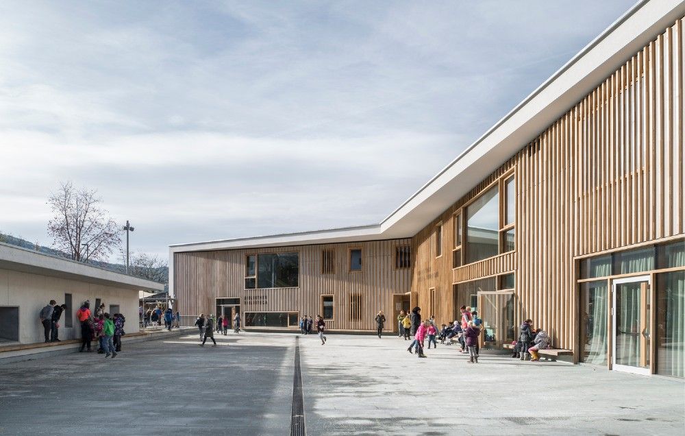 Modus Architects realiza un complejo escolar y un salón multiusos en Sant'Andrea en Monte, Italia. Con la #madera como materialidad principal,  el edificio alberga diversas actividades. Continúa leyendo aquí: buff.ly/3ffyY42