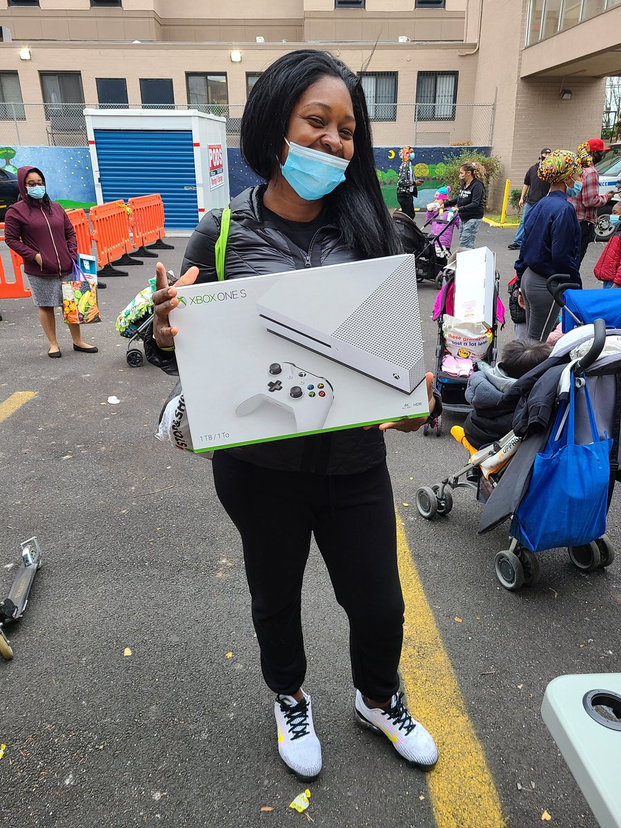 tattnthic13's tweet photo. Big ❤ hearts volunteer & big smiles made them X-Box winners. Thank you to Chief Maddrey for donating them to #OperationGiveback. #SaratogaShelter
#PBQSCommunityAffairs #copsandkids #thisiswhatwedo #bridgingthegaps @NYPDQueensSouth @NYPDCommAffairs @NYPDnews https://t.co/hsjyw9EUb0