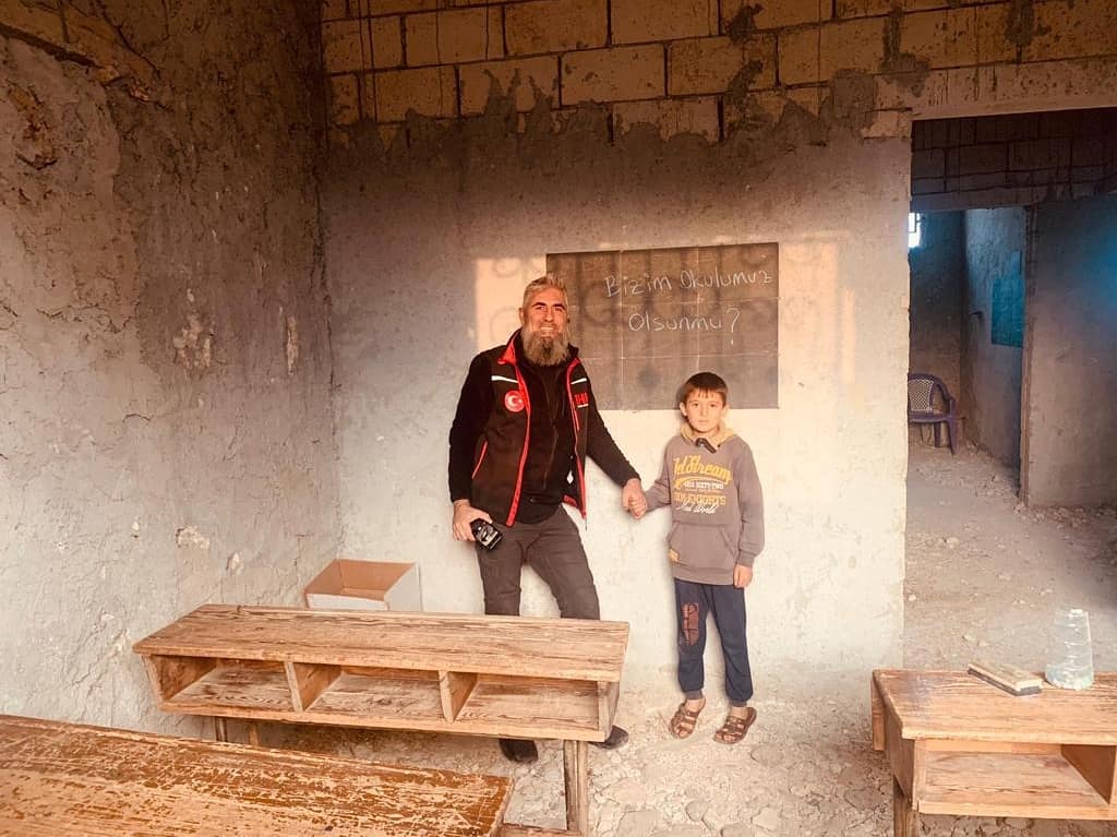 ihhoffroad's tweet photo. Bilginin gücüne inanıyorum, kültürün gücüne inanıyorum; ama eğitimin gücüne, daha çok inanıyorum. Suriye'de  on yıldır devam eden zulmün en çok etkilediği çocuklar derme çatma yapılarda   eğitimden geri kalmıyor. https://t.co/5Iu2bXdGWG