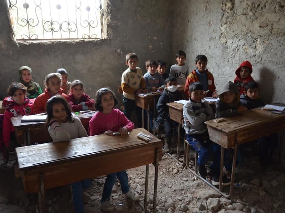 ihhoffroad's tweet photo. Bilginin gücüne inanıyorum, kültürün gücüne inanıyorum; ama eğitimin gücüne, daha çok inanıyorum. Suriye'de  on yıldır devam eden zulmün en çok etkilediği çocuklar derme çatma yapılarda   eğitimden geri kalmıyor. https://t.co/5Iu2bXdGWG