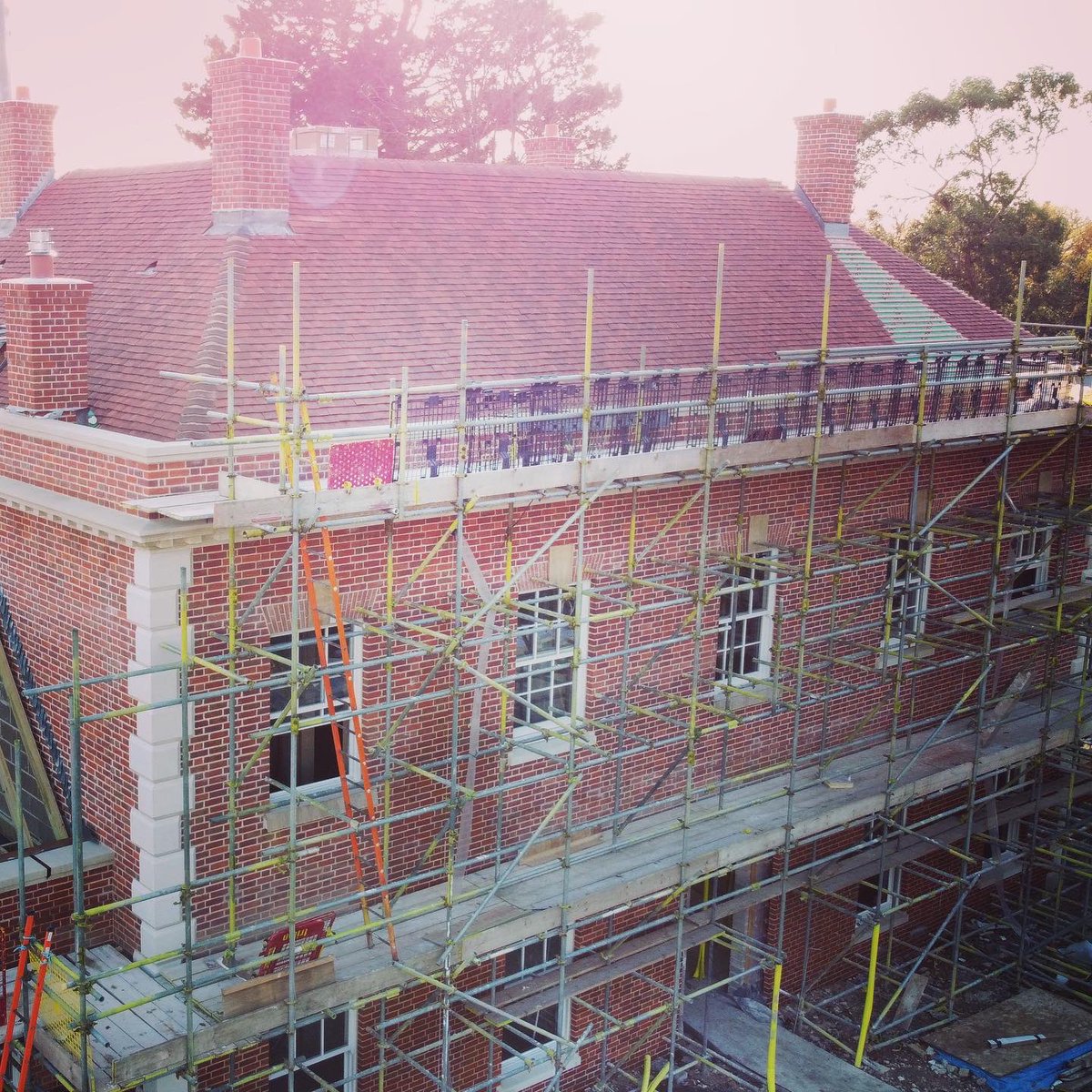 FarranceCptry's tweet photo. Back on Twitter and what better way than to show off this beauty of a roof we constructed for Matrod Frampton in The New Forest. https://t.co/BVYkhAD81a