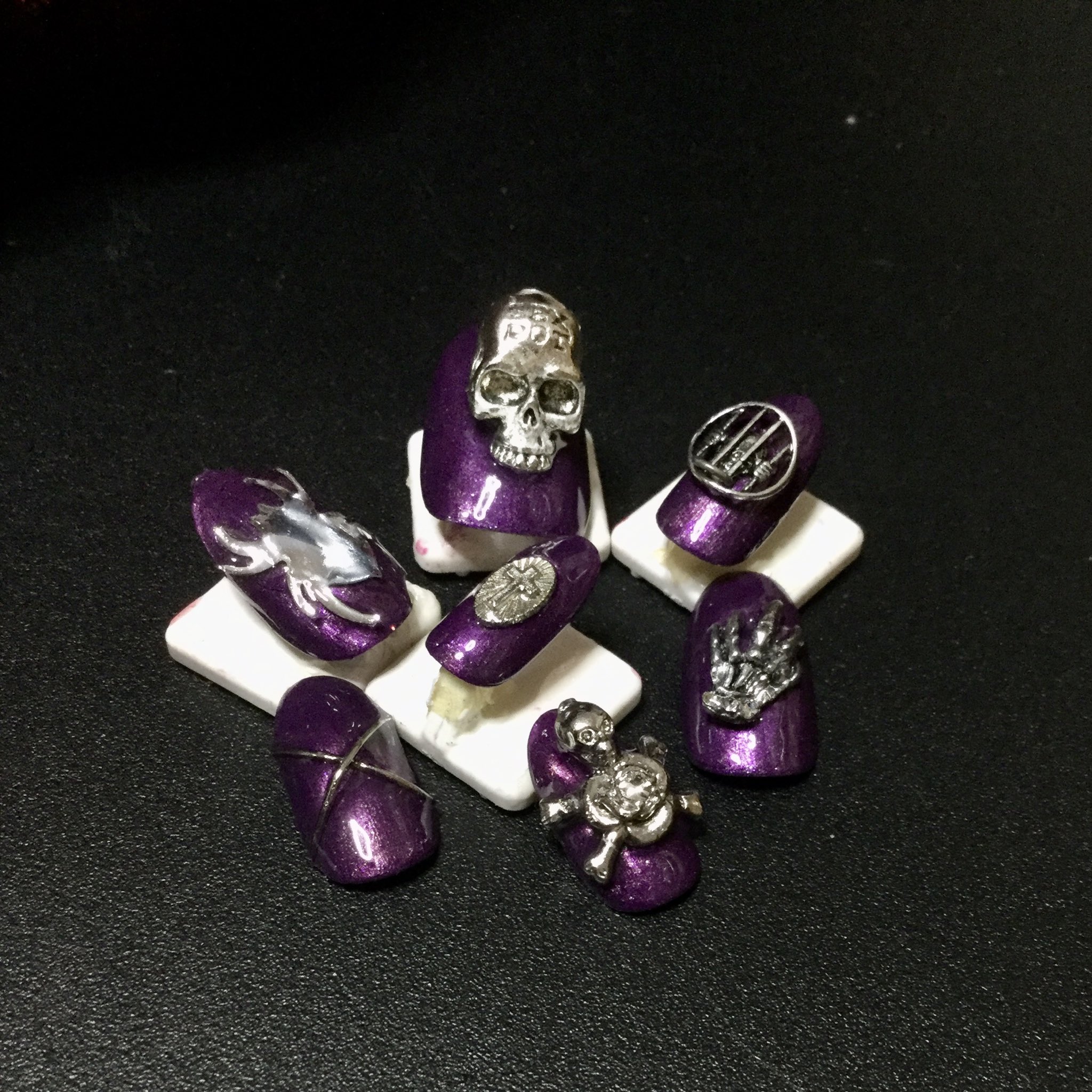 杏汰 Kyo Ta ゴシックネイル 漸く半分以上進んだ カーブに沿わせるやつに手こずってしまった あと5枚 ゴシック ゴス ゴスロリ Gothic Goth Gothiclolita ゴシックネイル メンズネイル V系 V系ネイル バンギャ ネイル T Co