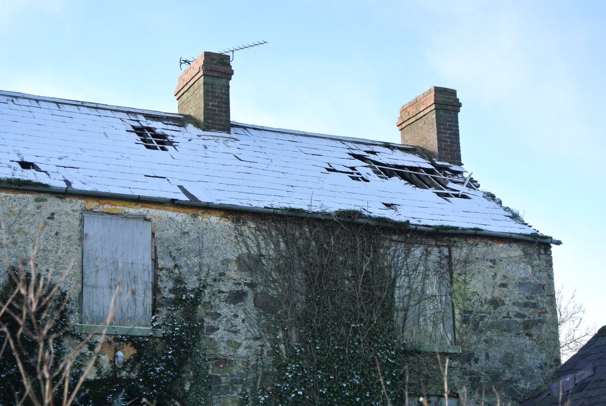 heritage_ni's tweet photo. Tip 1 - Retain your Roof - #MaintenanceWeekNI2020
The roof is the most exposed area of a building & even minor leaks π§can lead to severe problems if left unattended. It is essential that regular maintenance is carried out to ensure the building remains wind & watertight π¬βοΈ https://t.co/tmXCjvsldE