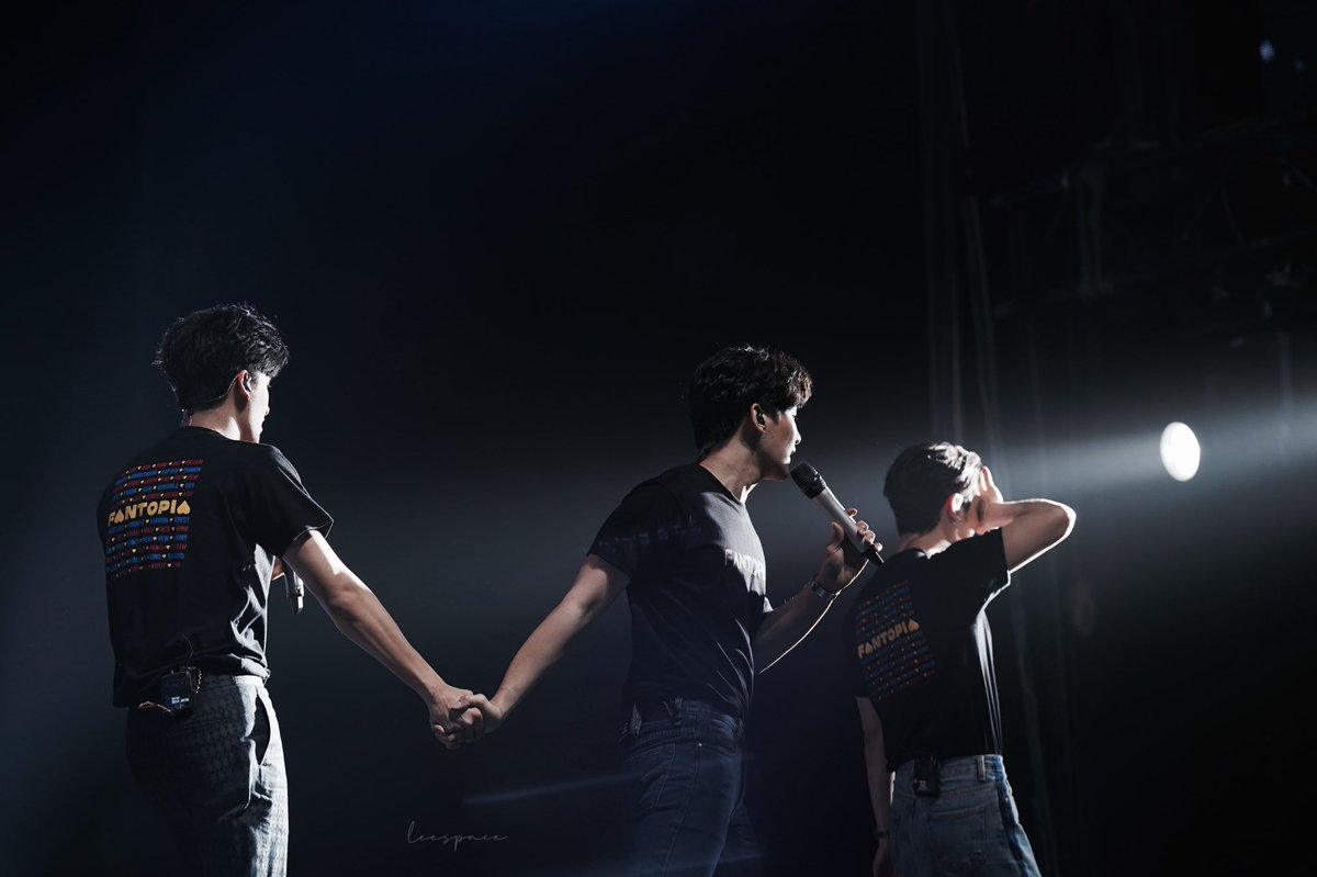 snowyndutt's tweet photo. Lee: P'Tay, come down with me
Tay: You go first, I"ll wait for Hin https://t.co/pNhARlpkrC